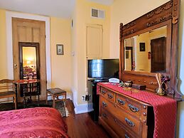 Parisian Courtyard Inn