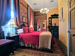 Parisian Courtyard Inn