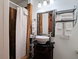 Parisian Courtyard Inn