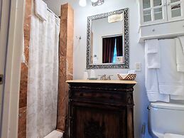 Parisian Courtyard Inn