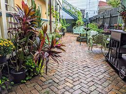 Parisian Courtyard Inn