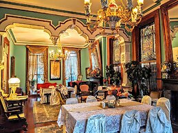 Parisian Courtyard Inn