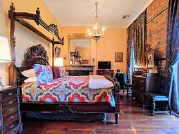 Parisian Courtyard Inn