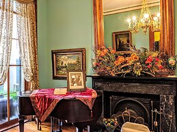 Parisian Courtyard Inn