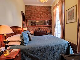 Parisian Courtyard Inn