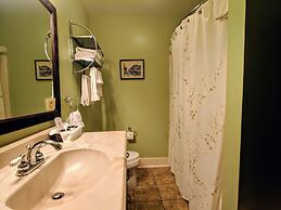 Parisian Courtyard Inn