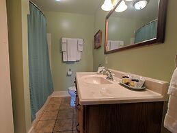 Parisian Courtyard Inn