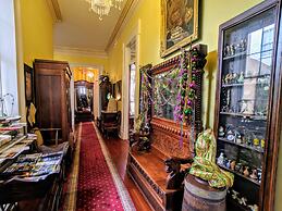 Parisian Courtyard Inn