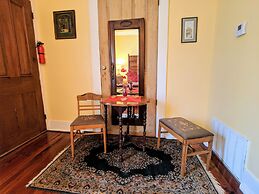 Parisian Courtyard Inn