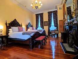 Parisian Courtyard Inn