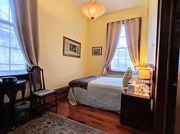 Parisian Courtyard Inn