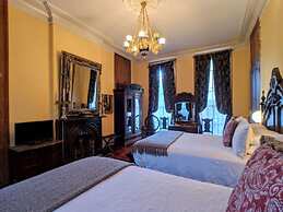 Parisian Courtyard Inn