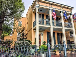 Parisian Courtyard Inn