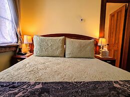 Parisian Courtyard Inn