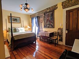 Parisian Courtyard Inn