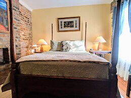 Parisian Courtyard Inn