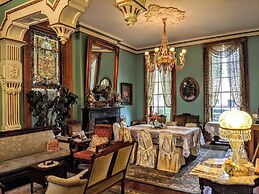 Parisian Courtyard Inn