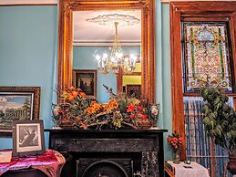 Parisian Courtyard Inn