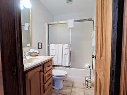 Parisian Courtyard Inn