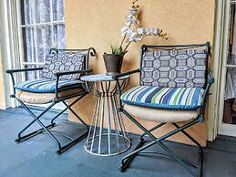 Parisian Courtyard Inn