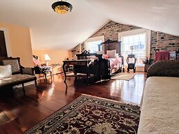 Parisian Courtyard Inn