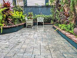 Parisian Courtyard Inn