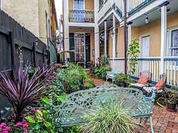 Parisian Courtyard Inn