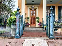 Parisian Courtyard Inn