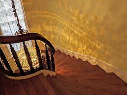 Parisian Courtyard Inn