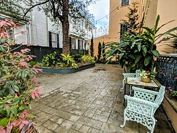 Parisian Courtyard Inn