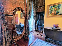 Parisian Courtyard Inn