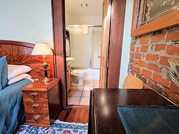 Parisian Courtyard Inn