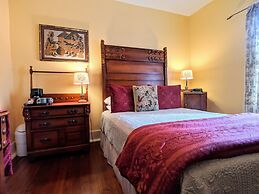 Parisian Courtyard Inn