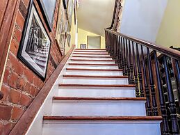 Parisian Courtyard Inn