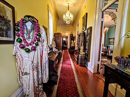 Parisian Courtyard Inn