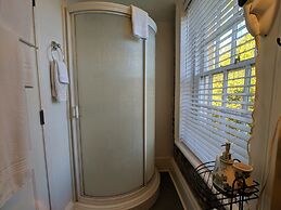 Parisian Courtyard Inn