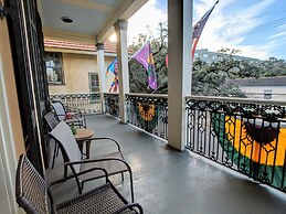 Parisian Courtyard Inn