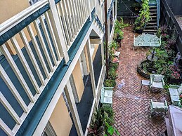 Parisian Courtyard Inn