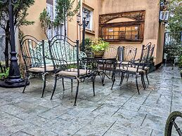 Parisian Courtyard Inn