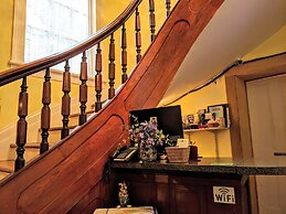 Parisian Courtyard Inn