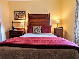 Parisian Courtyard Inn