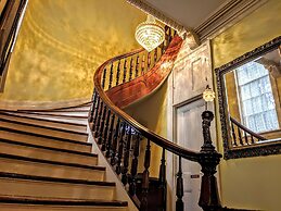 Parisian Courtyard Inn