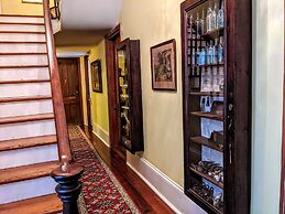 Parisian Courtyard Inn