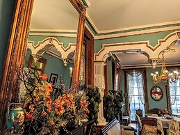 Parisian Courtyard Inn