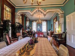 Parisian Courtyard Inn