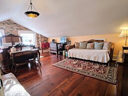 Parisian Courtyard Inn