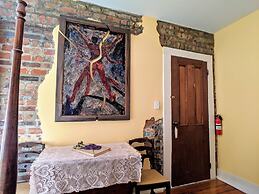 Parisian Courtyard Inn