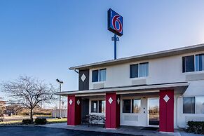 Motel 6 Barkeyville, PA