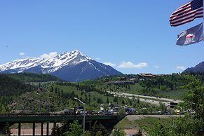 Luxury Inn And Suites