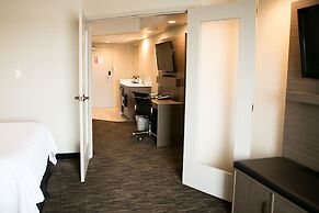 Clarion Hotel & Suites